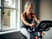 Vrouw op hometrainer