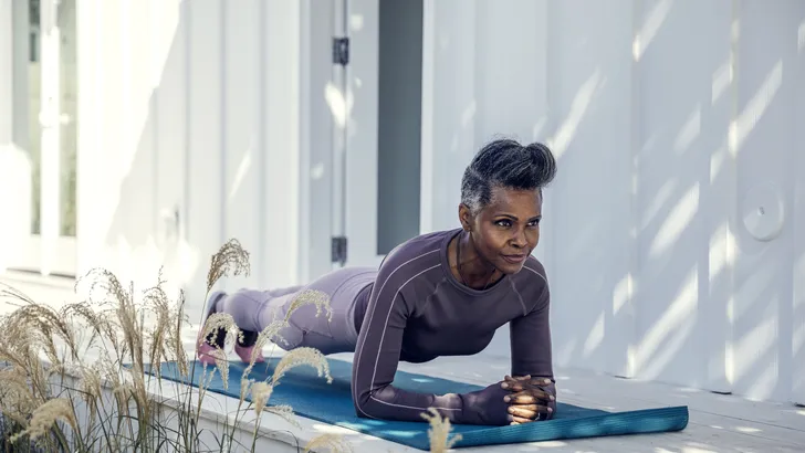vrouw planking fitness