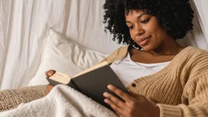 Hoe erotische boeken je brein trainen voor meer lust (en je relatie versterken)