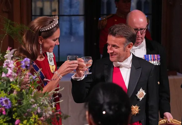 De Princess of Wales combineerde de jurk met haar favoriete tiara en een set diamanten oorhangers.