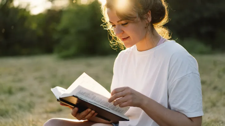 Vrouw leest boek