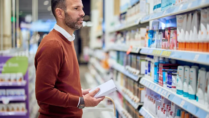 Man in een drogisterij