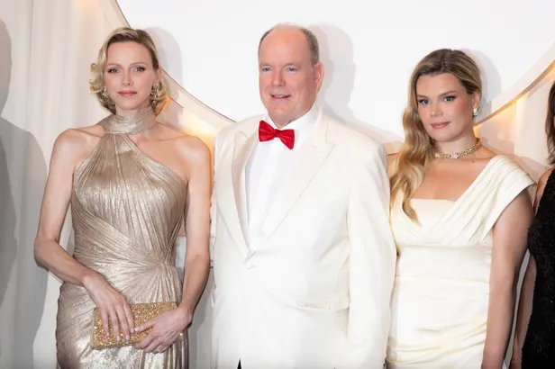 Prinses Charlene, prins Albert en Camille Gottlieb bij het 77e Gala de la Croix Rouge Monégasque, juli 2026.