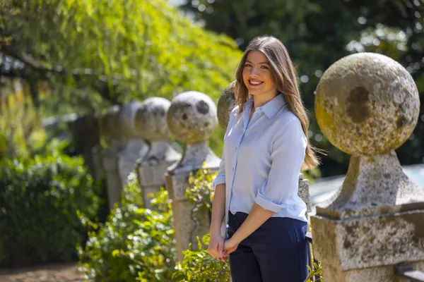 Prinses Sofía poseert voor haar 18e verjaardag in de tuinen van het Zarzuela-paleis.