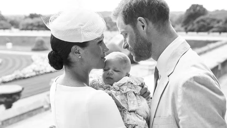 Meghan mét baby bij polowedstrijd