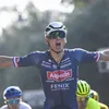 Ongelofelijk! Mathieu van der Poel voert show op in Coppi e Bartali: wordt na lange vlucht ingehaald, maar wint sprint alsnog