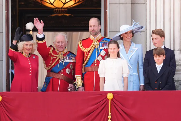 Het bordes van Buckingham Palace gevuld met de koninlijke familie. 