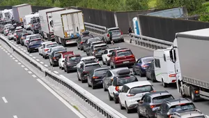 Vakantieverkeer staat in lange file voor de Gotthardtunnel richting Italië