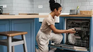 Waarom je vanaf nu áltijd een bolletje aluminiumfolie in je vaatwasser wilt stoppen