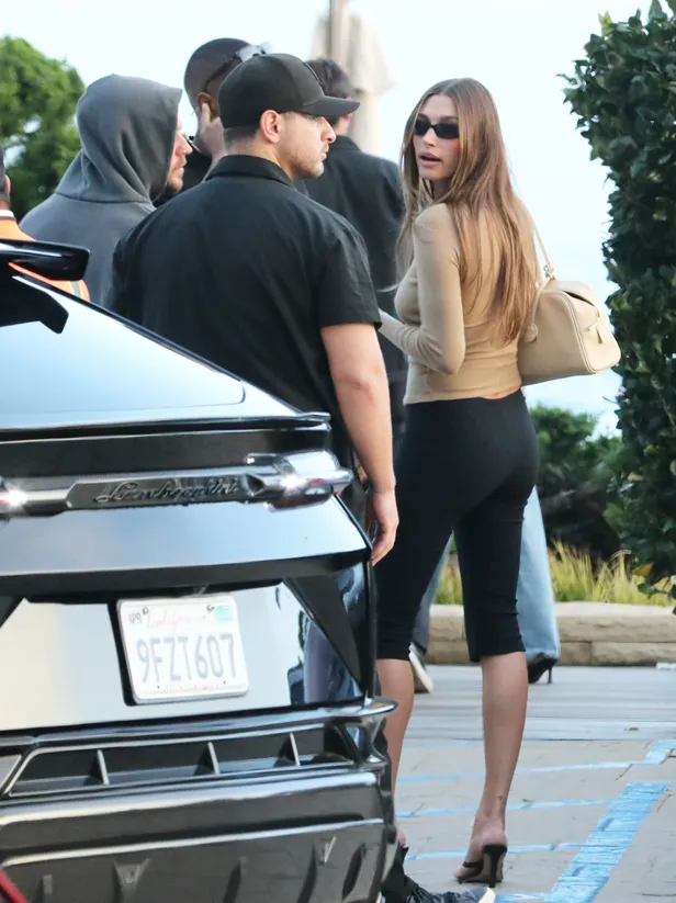 Hailey Baldwin in capri-broek.