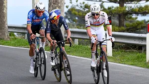 Mathieu van der Poel in het wiel van Tom Pidcock en Tadej Pogacar.