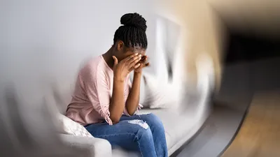 vrouw krijgt migraine aanval