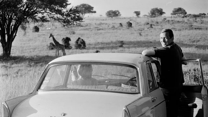 NAIROBI: Prinses BEATRIX (filmend in de auto) en prins CLAUS op safari