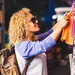 Een vrouw die op de markt kleding bekijkt - contante betalingen