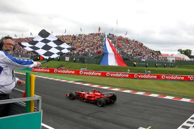 Ferrari F1-auto passeert de finish op Magny-Cours