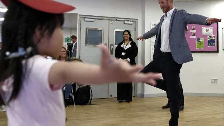 Zien: prins Harry op de dansvloer