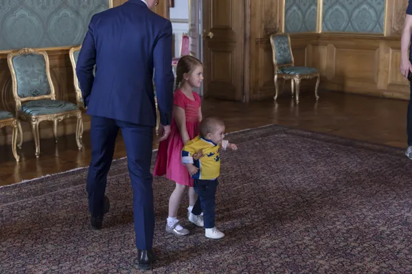 Een piepjonge Estelle ondersteunt haar broertje Oscar met lopen