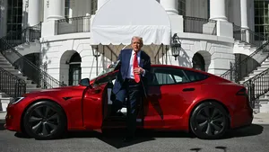 Donald Trump in een Tesla van Elon Musk