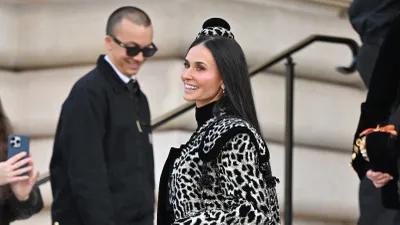 Demi Moore (63) breekt met de ‘regels’ rond ouder worden: 'Waarom zou lang haar niet mogen?'