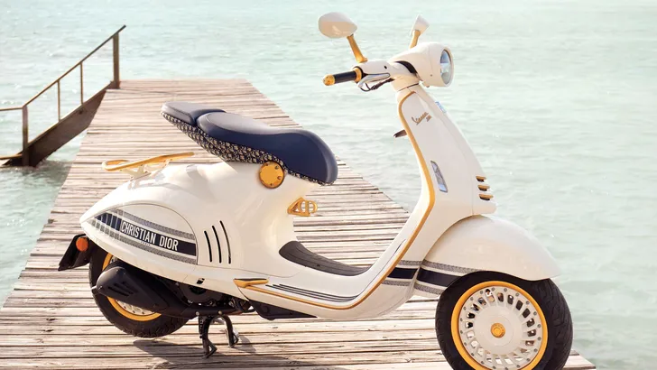 'Kom, we nemen de Vespa van Dior'