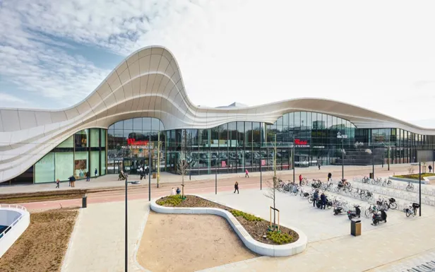 Vier Pride in Westfield Mall of the Netherlands, met een dragbingo, tentoonstelling en een interactieve quiz