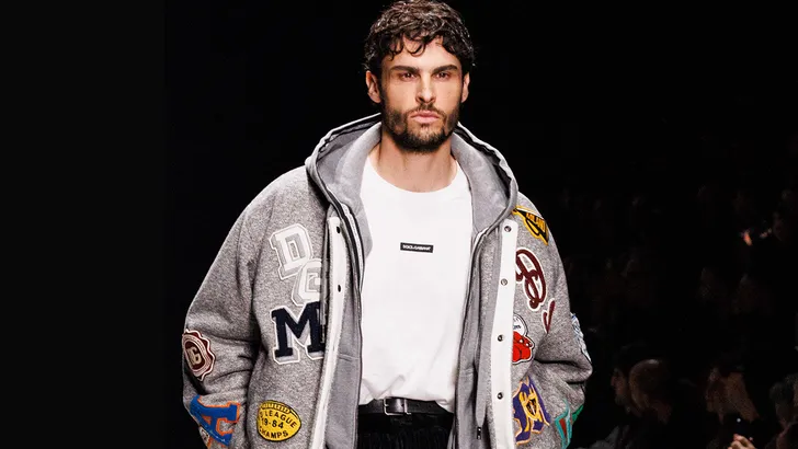 Wit basic t-shirt gespot op de catwalk bij Dolce & Gabbana tijdens Milaan Fashion WEek