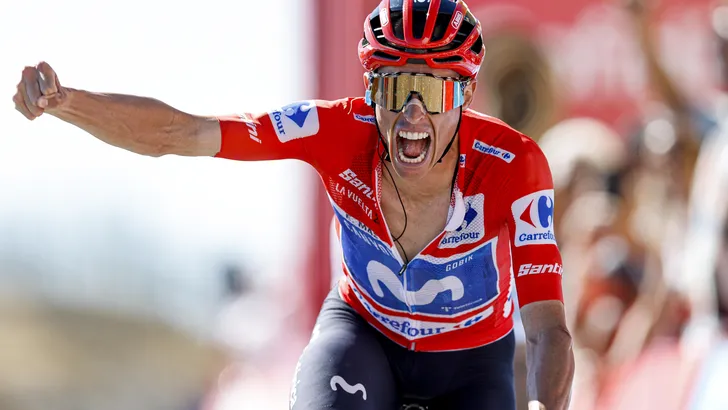 Enric Mas wint in de rode trui in de Vuelta
