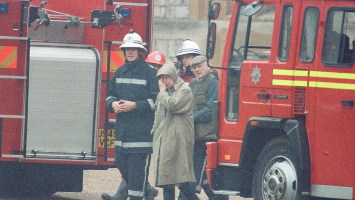 The Crown: Elizabeth toont emotie na de brand in Windsor Castle