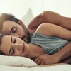 Onderzoek toont aan: deze slaaphouding is het beste voor je relatie