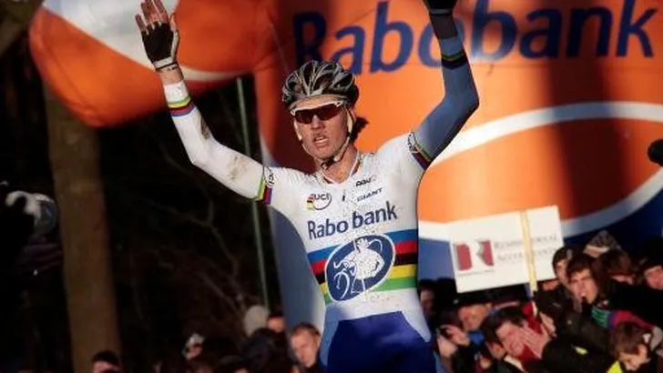 BOOM VOLGT ZICHZELF OP ALS KAMPIOEN