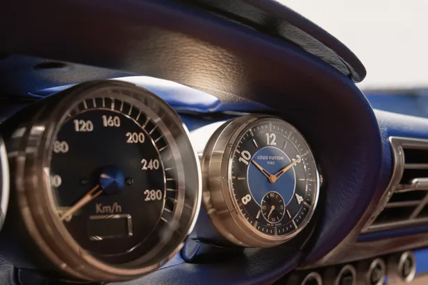 Louis Vuitton-dashboardklok naast de snelheidsmeter van de Singer Porsche 911.