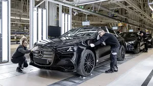 Medewerkers controleren een elektrische Mercedes C-Klasse in de fabriek van Kecskemét
