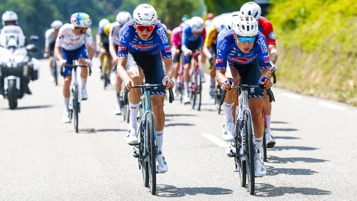 Jasper Philipsen in volle inspanning in de kopgroep in rit 13 van de Tour 2026.