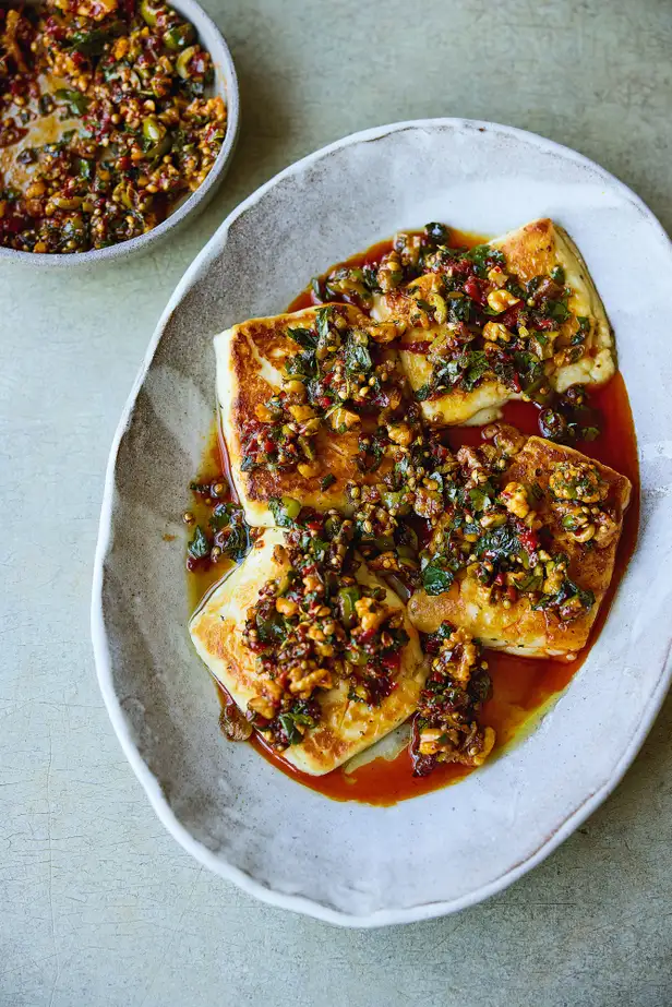 Halloumi met pittige olijven en walnoten 