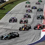 De start van een Formule 1-race. Verschillende rookies nemen deel dit jaar aan de competitie.