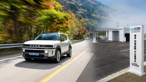 Montage van een rijdende witte Hyundai Nexo en de HTWO Energy-waterstofinstallatie in Cheongju.