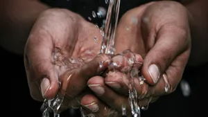 Handen waar water in stroomt - waterverbruik