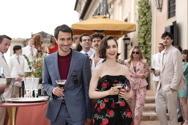 Emily weet de knapste mannen van Europa te vinden | Beeld: Netflix