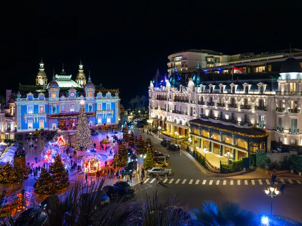 Links het beroemde Casino Monte-Carlo en rechts het fabuleuze Hôtel de Paris Monte-Carlo in kerstsfeer.