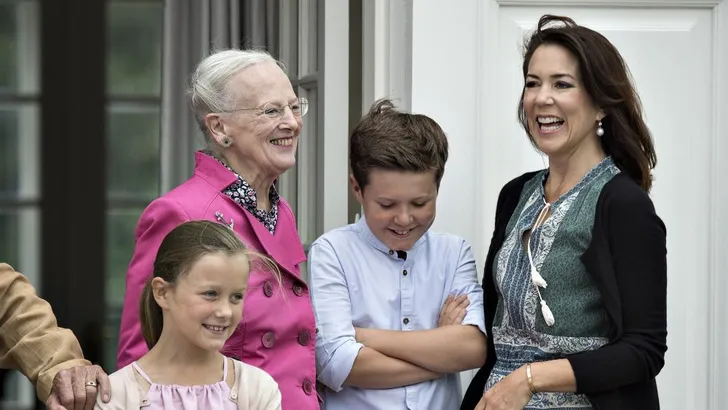 Prins Christian is jarig, trakteert op onscherp kiekje
