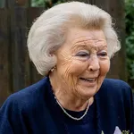 Prinses Beatrix onthult de bronzen beeldengroep 'Het Koninklijk Huis'