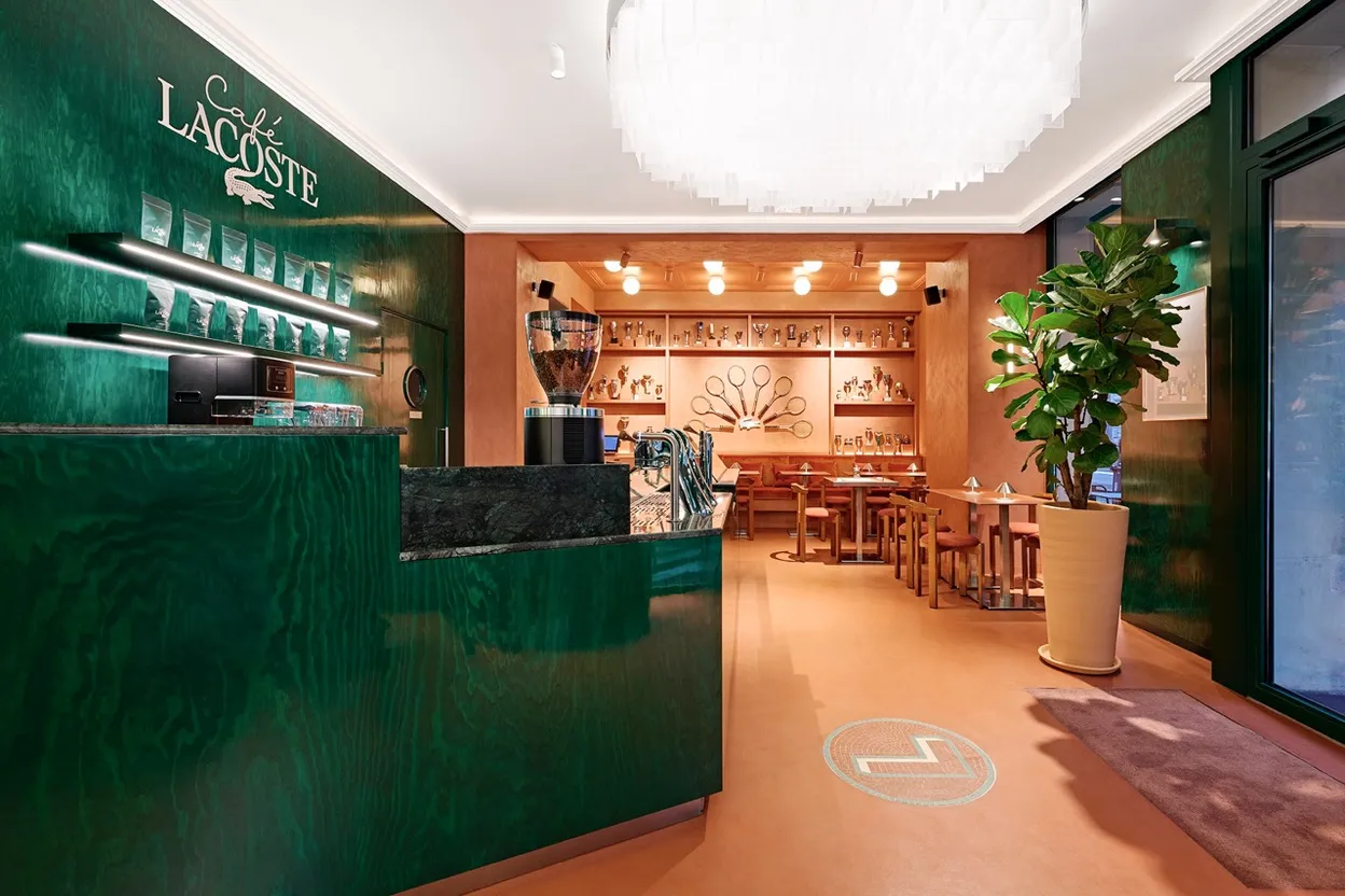 Bij Le Café Lacoste in Parijs kun je lekkere drankjes halen én een kijkje nemen in de conceptstore. 