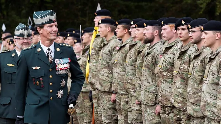 Prins Joachim inspecteert eigen zoon #awkward
