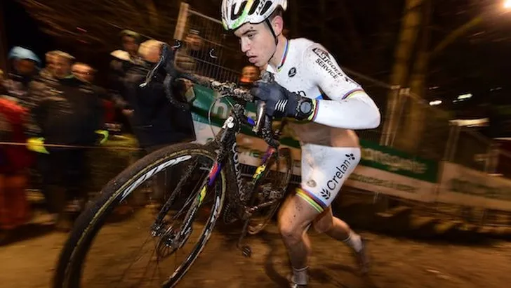 Van Aert laat tegenstand ver achter zich in Heusden-Zolder