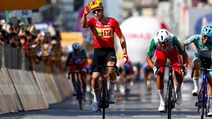 Vier vluchters zetten het peloton te kijk in de rit naar Milaan. Elmar Reinders geeft vooral de motoren voor de kopgroep de schuld dat het geen sprint werd in de modestad.