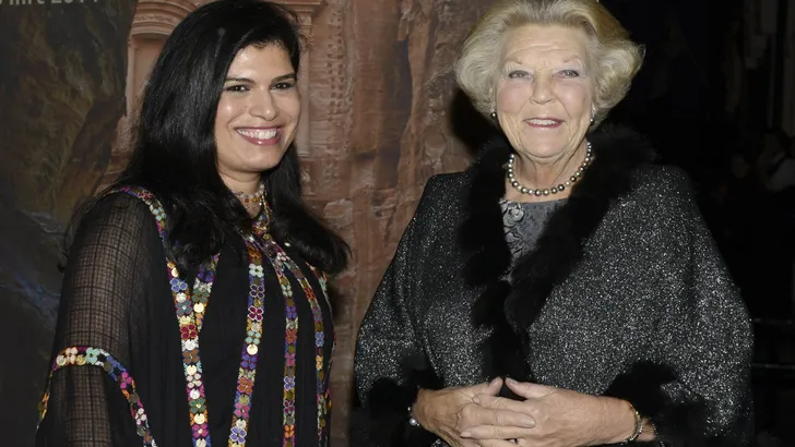Prinses Beatrix bij opening tentoonstelling over Petra Jordanie