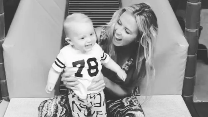 Lief: Monique Smit gaat voor het eerst van de glijbaan met zoontje Noah
