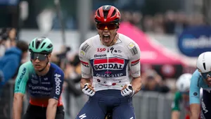 Paul Magnier juicht als hij wint in de Giro d'Italia.