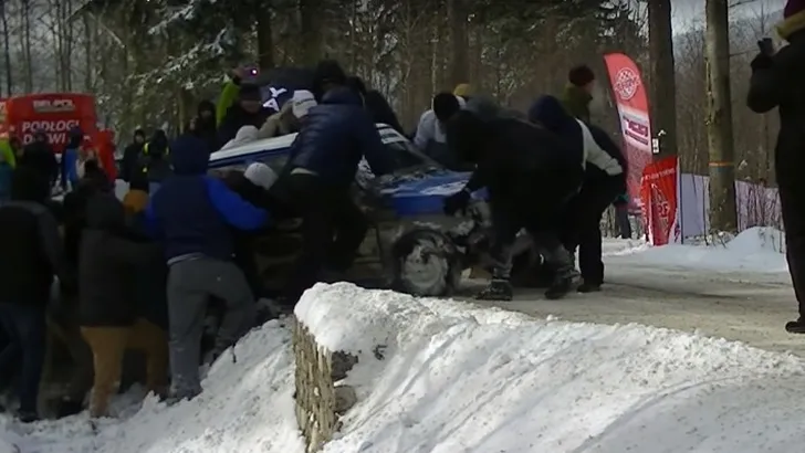 rallywagen crash publiek tillen