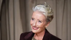 Emma Thompson rockt de greige lights haarstijl tijdens The Albie Awards